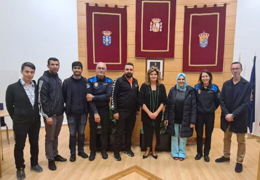A alcaldesa recibiu a catro directores e un coordinador de centros de ensino de Turquía desprazados a Narón para coñecer os programas de Educación Viaria